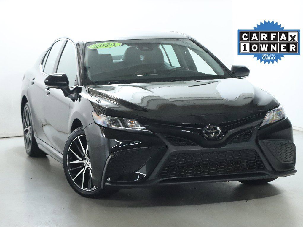 Used 2024 Toyota Camry SE FWD image 2