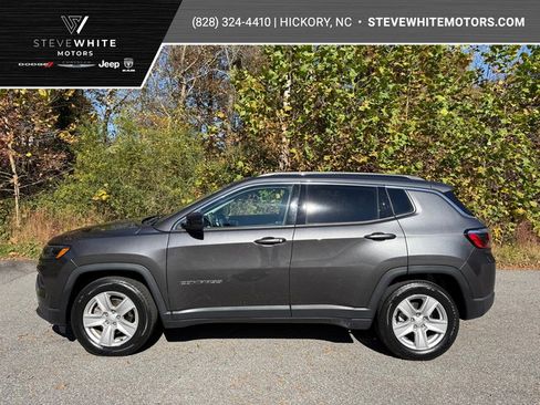 Used 2022 Jeep Compass Latitude image 1