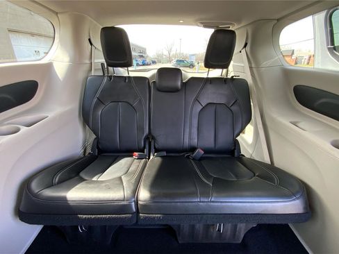 Used 2024 Chrysler Pacifica Touring-L FWD image 37
