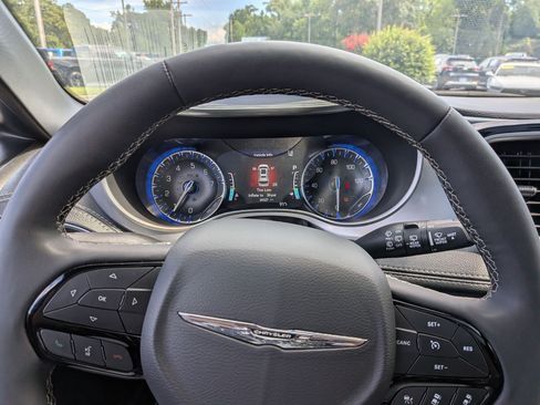 Used 2025 Chrysler Pacifica Limited FWD image 13