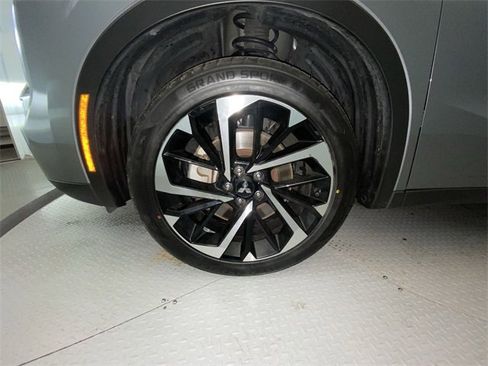 Used 2023 Mitsubishi Outlander SE image 10