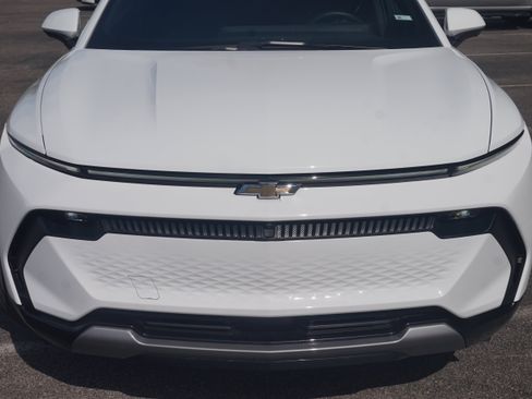 Used 2025 Chevrolet Equinox EV LT w/ Convenience Package image 12