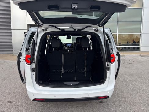 Used 2024 Chrysler Pacifica Select image 26