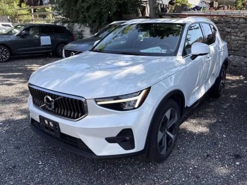 Used 2023 Volvo XC40 B5 Plus w/ Driver Assist Package AWD/4WD image 2