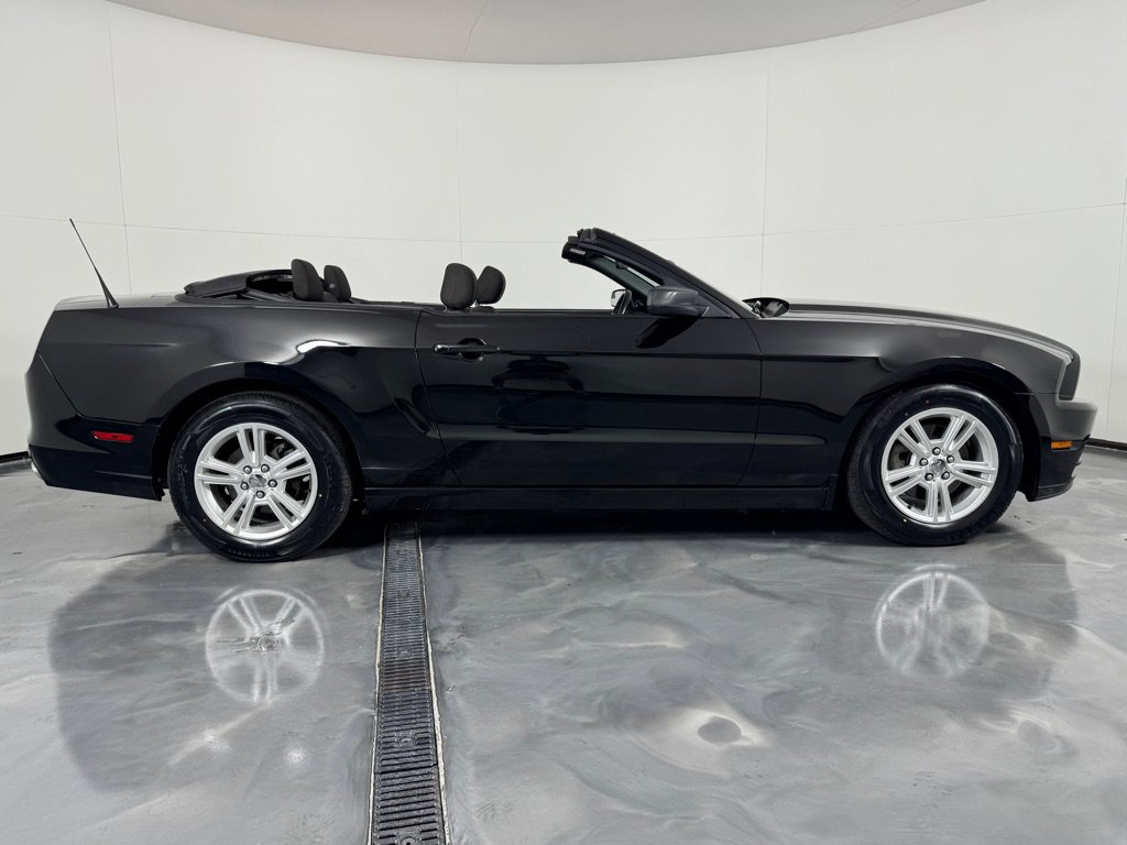 Used 2013 Ford Mustang Convertible RWD image 5