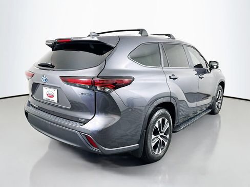Certified 2024 Toyota Highlander XLE FWD image 5