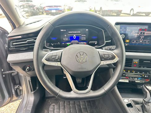 Used 2025 Volkswagen Jetta SE image 28