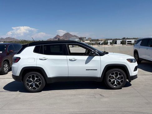 Used 2025 Jeep Compass Limited AWD/4WD image 3
