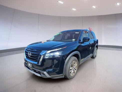 Used 2025 Nissan Pathfinder SL AWD/4WD image 2