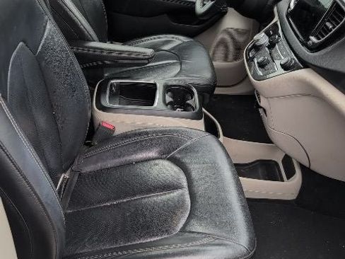 Used 2022 Chrysler Pacifica Touring-L FWD image 18