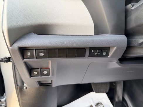 Used 2023 Toyota Sienna XLE w/ XLE Plus Package FWD image 11