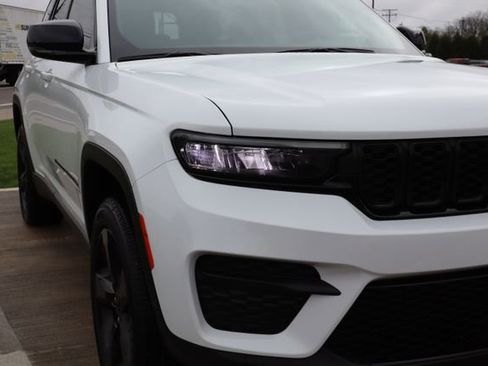 Used 2023 Jeep Grand Cherokee Altitude AWD/4WD image 5