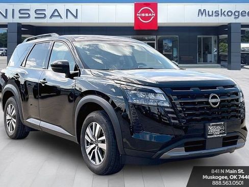 Used 2026 Nissan Pathfinder SL FWD image 1