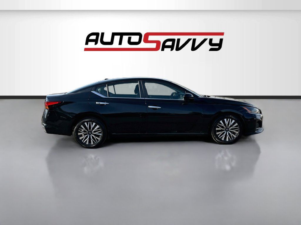 Used 2024 Nissan Altima 2.5 SV FWD image 8