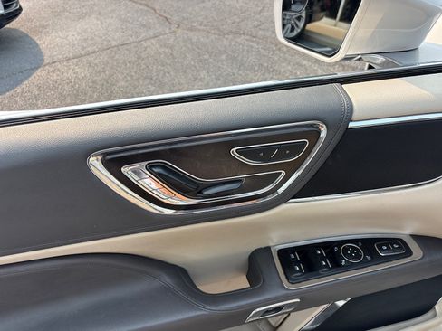 Used 2017 Lincoln Continental Premiere FWD image 12