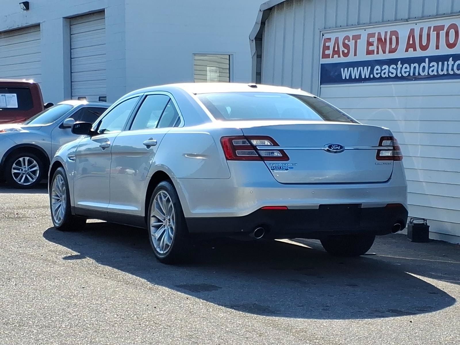 Used 2015 Ford Taurus Limited FWD image 3