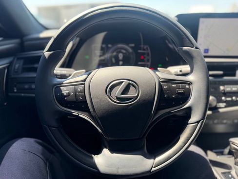Used 2025 Lexus ES 300h w/ Luxury Package FWD image 6