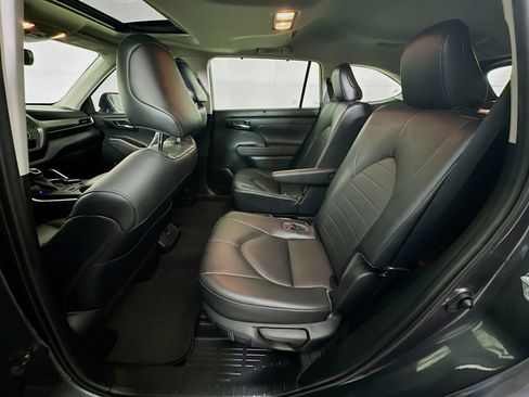 Used 2021 Toyota Highlander XLE image 30