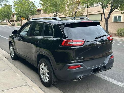 Used 2017 Jeep Cherokee Latitude w/ Cold Weather Group AWD/4WD image 6