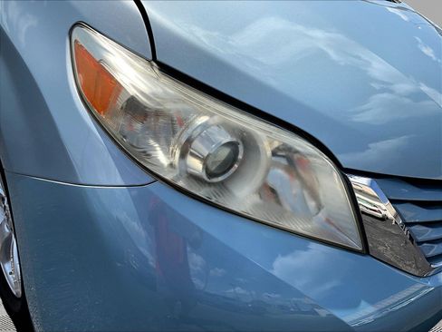 Used 2015 Toyota Sienna LE FWD image 32