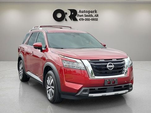 Used 2024 Nissan Pathfinder SL image 1