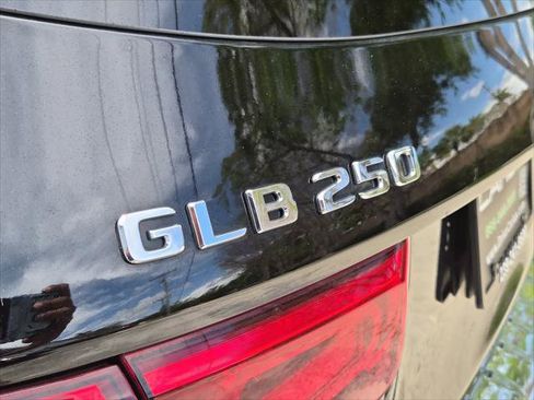 Used 2022 Mercedes-Benz GLB 250 w/ Premium Package Lite image 7