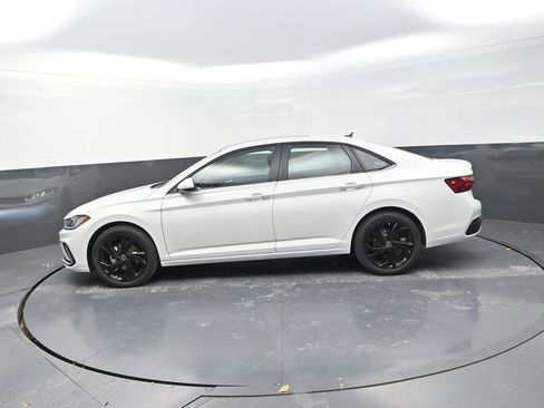 New 2026 Volkswagen Jetta SE FWD image 6