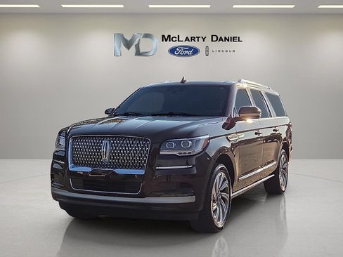 Used 2023 Lincoln Navigator L Reserve AWD/4WD image 2