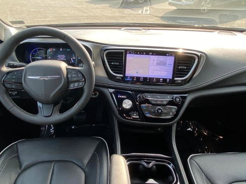 Used 2023 Chrysler Pacifica Limited w/ Uconnect Theater Family Group image 12