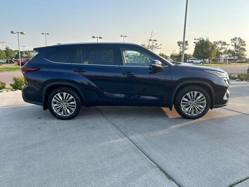 Used 2025 Toyota Highlander Platinum AWD/4WD image 9