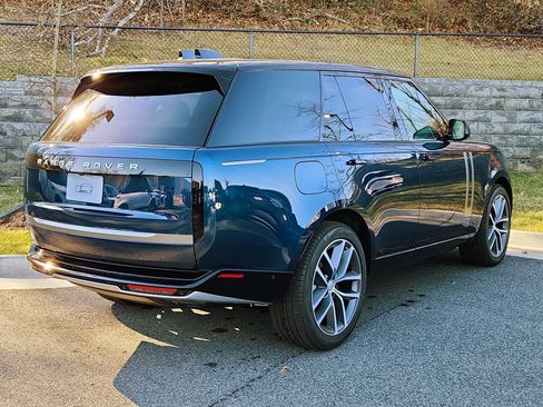 New 2025 Land Rover Range Rover SE image 2
