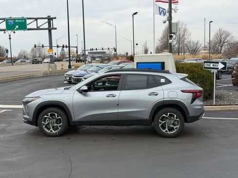 Used 2025 Chevrolet Trax LT w/ Driver Confidence Package image 2