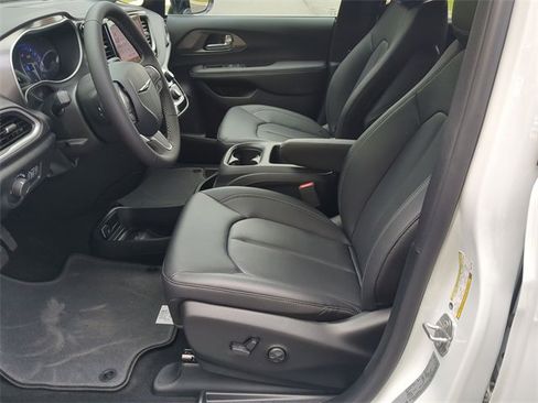 New 2025 Chrysler Voyager LX image 27