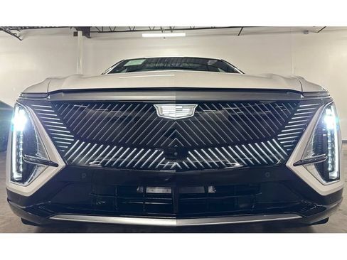 Used 2024 Cadillac Lyriq Luxury RWD image 3