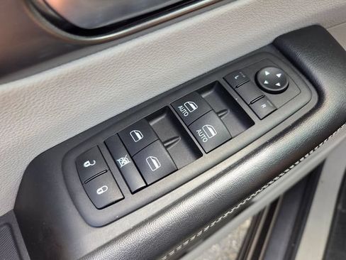 Used 2023 Chrysler Pacifica Touring-L AWD/4WD image 28