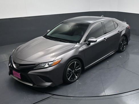 Used 2019 Toyota Camry XSE image 16
