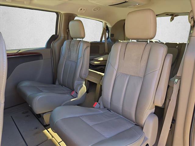 Used 2013 Chrysler Town & Country Limited w/ Luxury Group FWD image 19