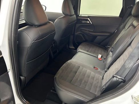 Used 2024 Mitsubishi Outlander AWD image 16