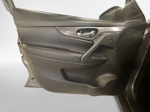 Used 2019 Nissan Rogue SV w/ Premium Package FWD image 15