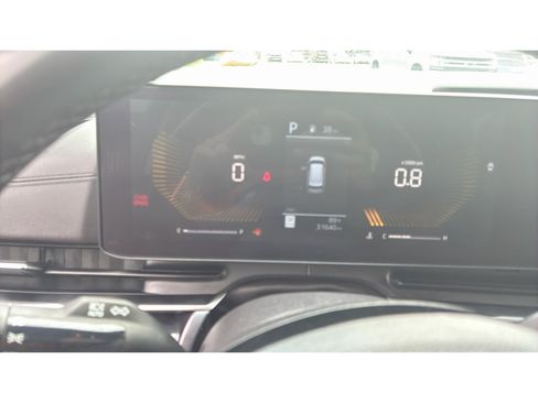 Used 2025 Kia Carnival FWD image 23