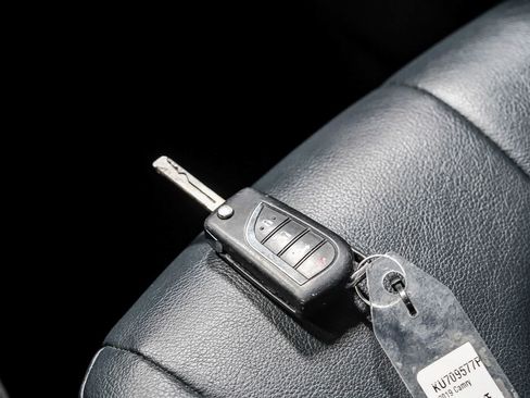 Certified 2019 Toyota Camry SE FWD image 28