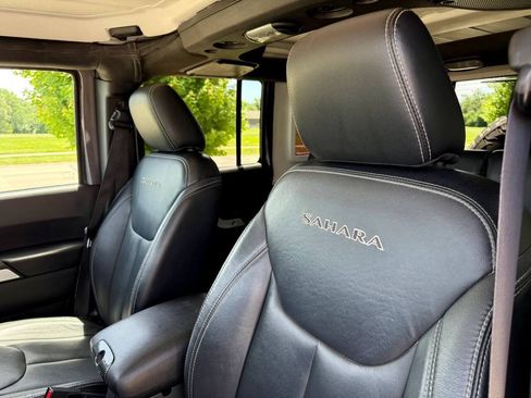 Used 2018 Jeep Wrangler Unlimited Sahara w/ Max Tow Package AWD/4WD image 14