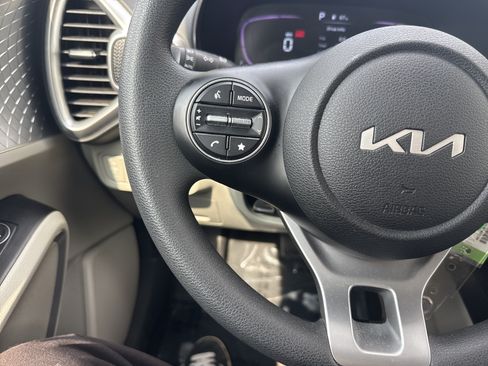 Used 2025 Kia Soul LX w/ LX Technology Package FWD image 19
