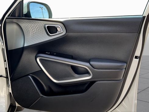Used 2025 Kia Soul LX w/ LX Technology Package FWD image 22