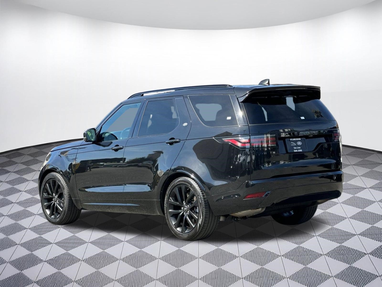 Used 2024 Land Rover Discovery Dynamic SE AWD/4WD image 3