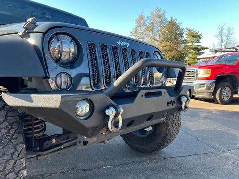 Used 2016 Jeep Wrangler Unlimited Rubicon w/ Connectivity Group image 35
