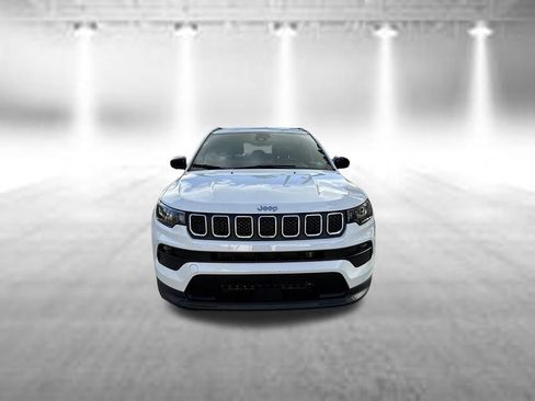 Used 2024 Jeep Compass Latitude AWD/4WD image 2