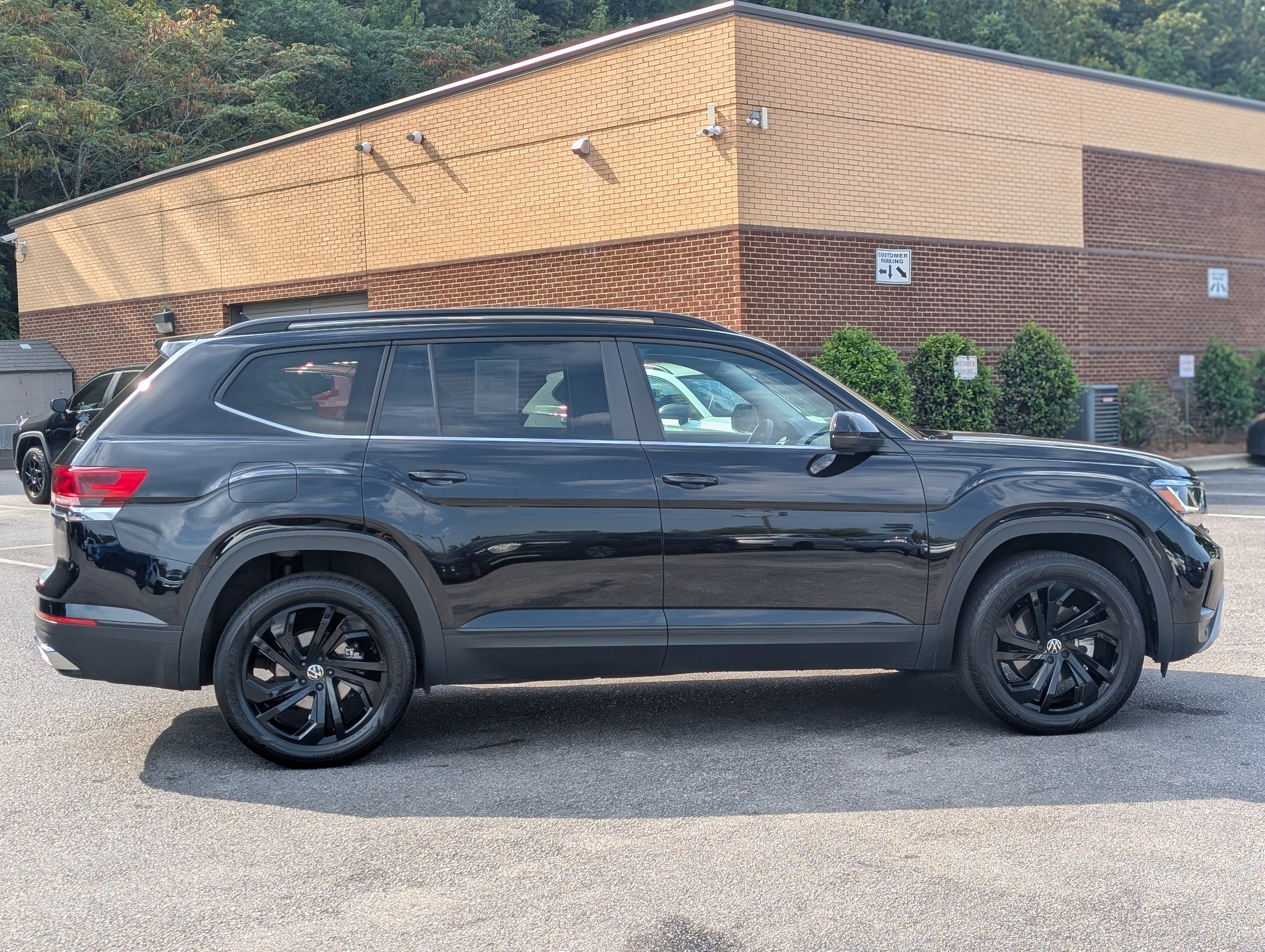 Used 2023 Volkswagen Atlas SE w/ Black Wheel Package FWD image 10