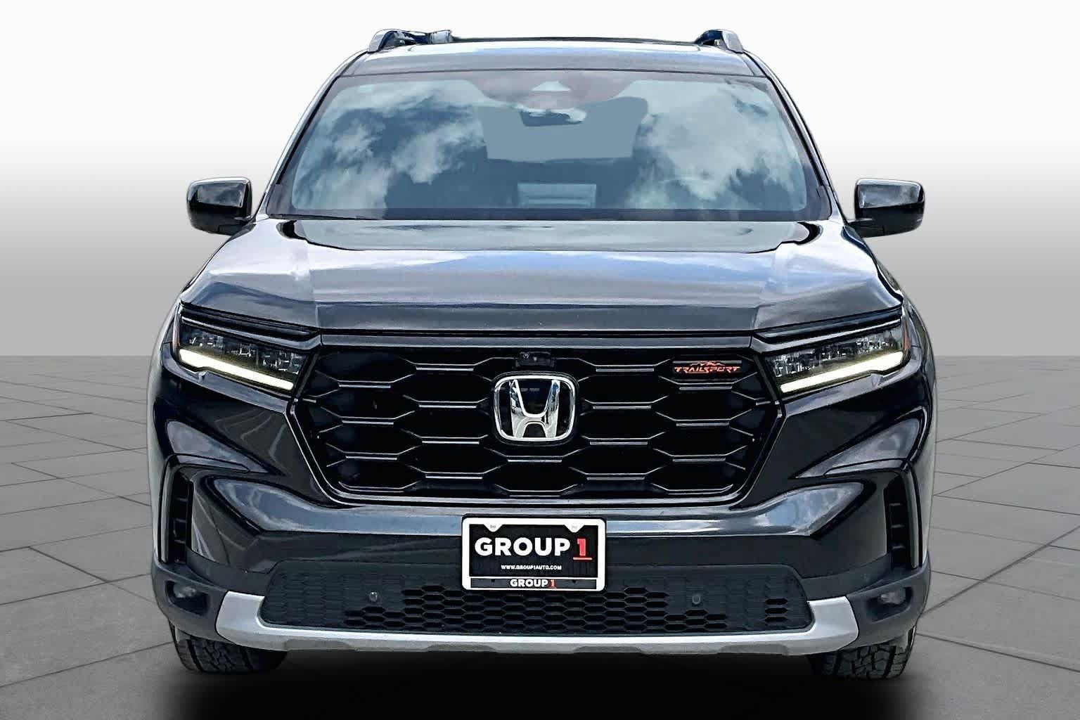 Used 2025 Honda Pilot TrailSport image 4