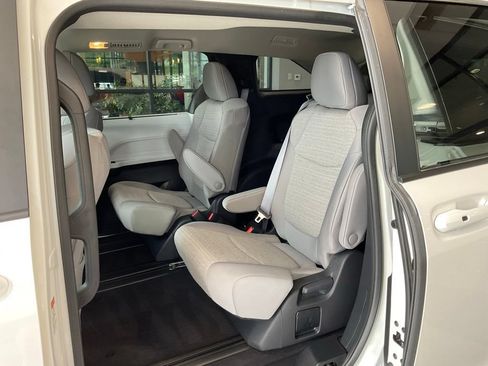 Certified 2025 Toyota Sienna LE FWD image 21